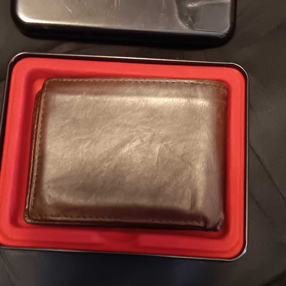 ROUNDTREE & YORKE MEN'S BILL FOLD/ WALLET. COLOR BROWN LEATHER.